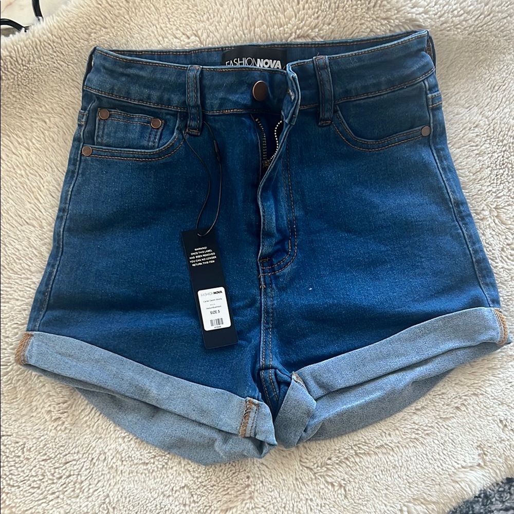 💙Fashion Nova NWT Carter denim shorts💙